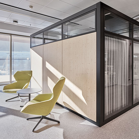 Raum-in-Raum System PANcube mit Glas- und Wandelementen für moderne Büroflächen