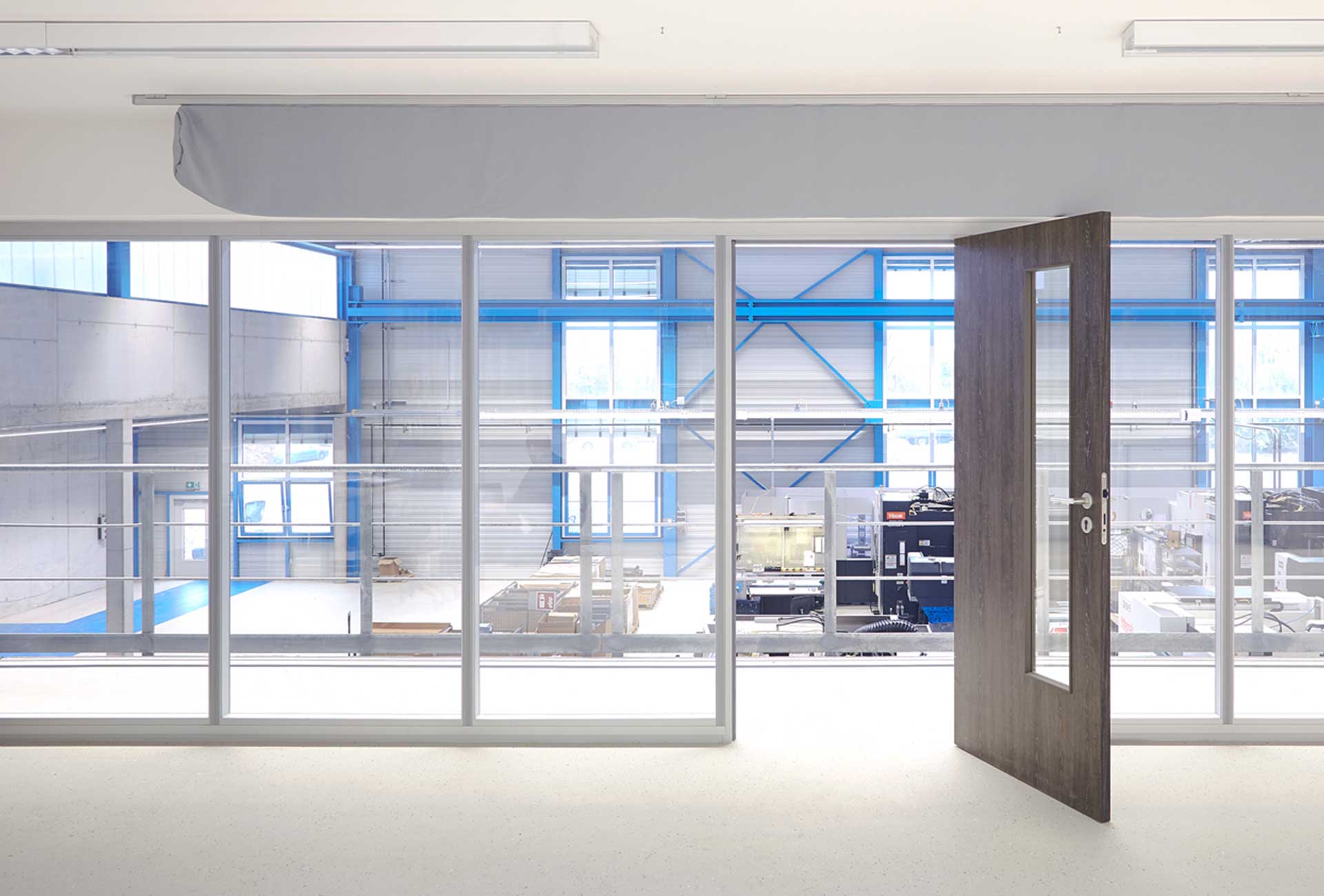 Hallenbüro und Trennwände kombinieren Hallenbüro und Trennwände kombinieren