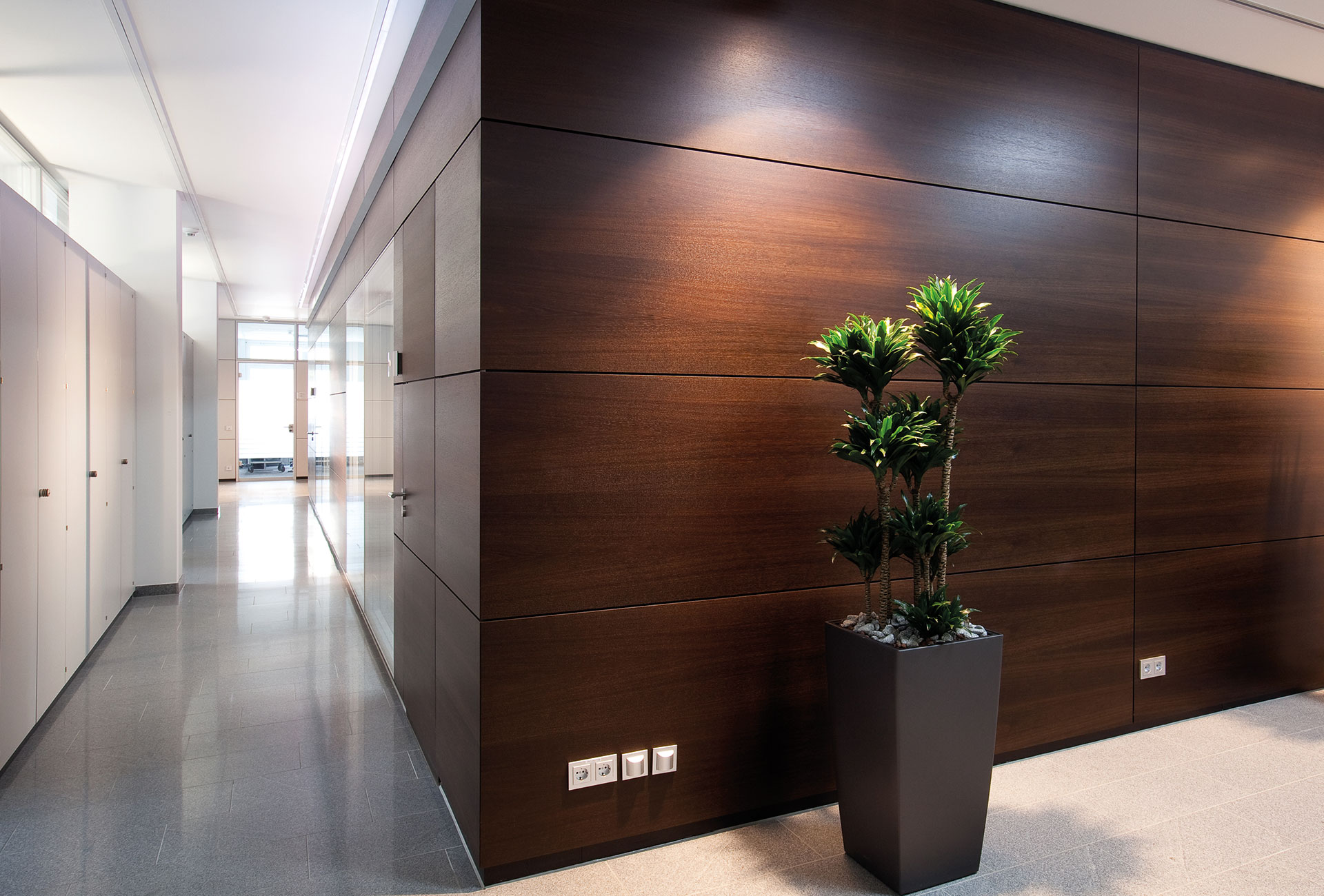 Einbauschrank Büro – passgenau für Nischen und Raumgegebenheiten Einbauschrank Büro – passgenau für Nischen und Raumgegebenheiten