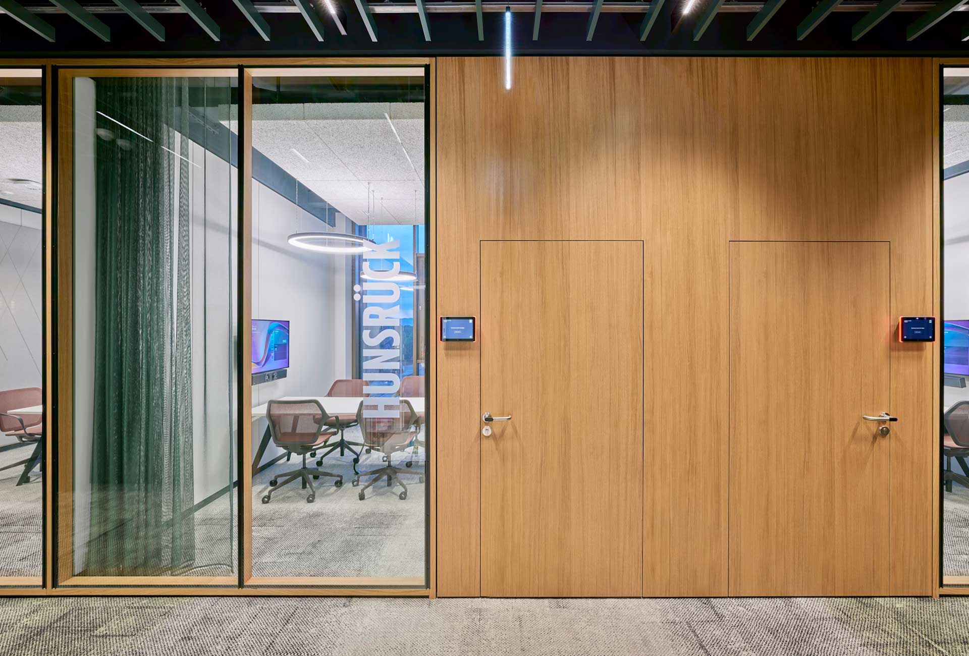 Holztür in Trennwand mit Tür für warme Raumwirkung im Büro Holztür in Trennwand mit Tür für warme Raumwirkung im Büro