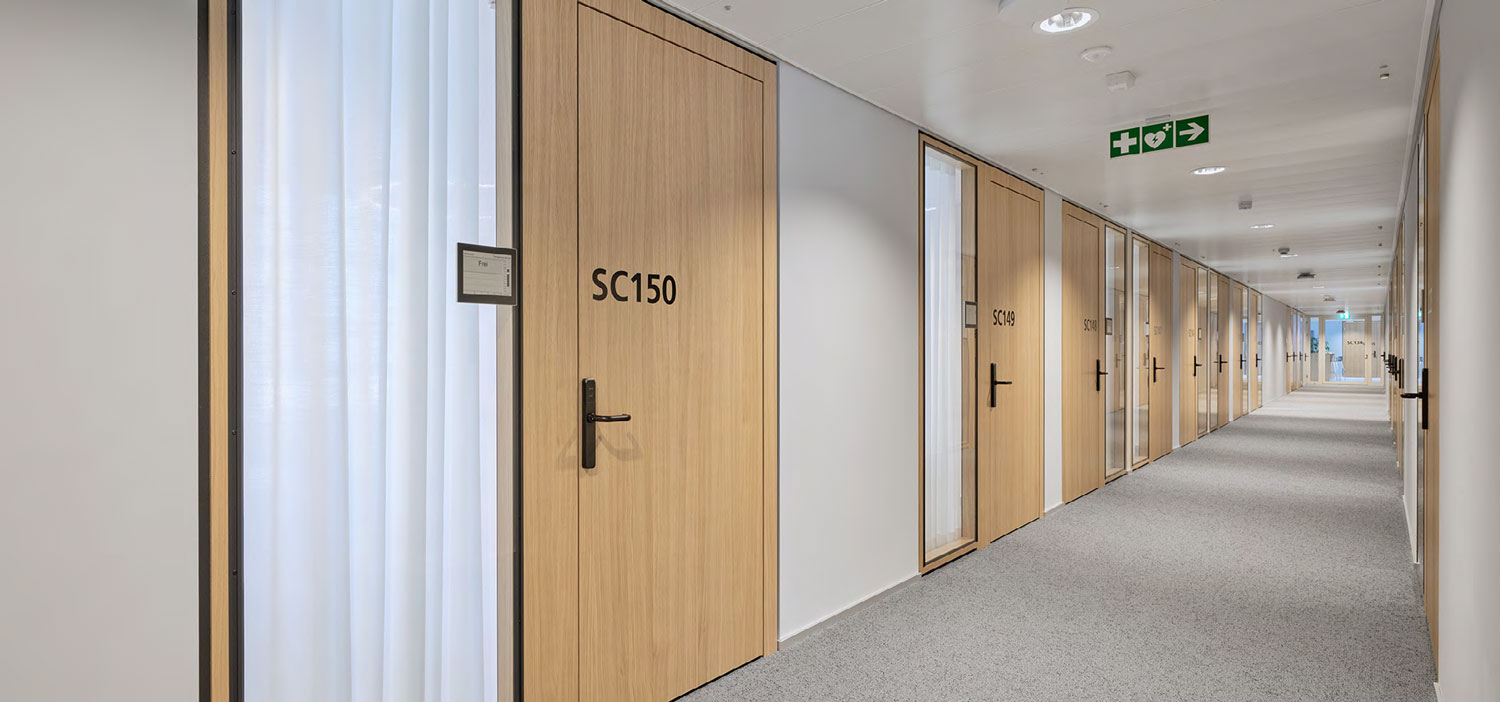 Büro-Trennwand-System aus Holz für zeitgemäße Arbeitsräume Büro-Trennwand-System aus Holz für zeitgemäße Arbeitsräume