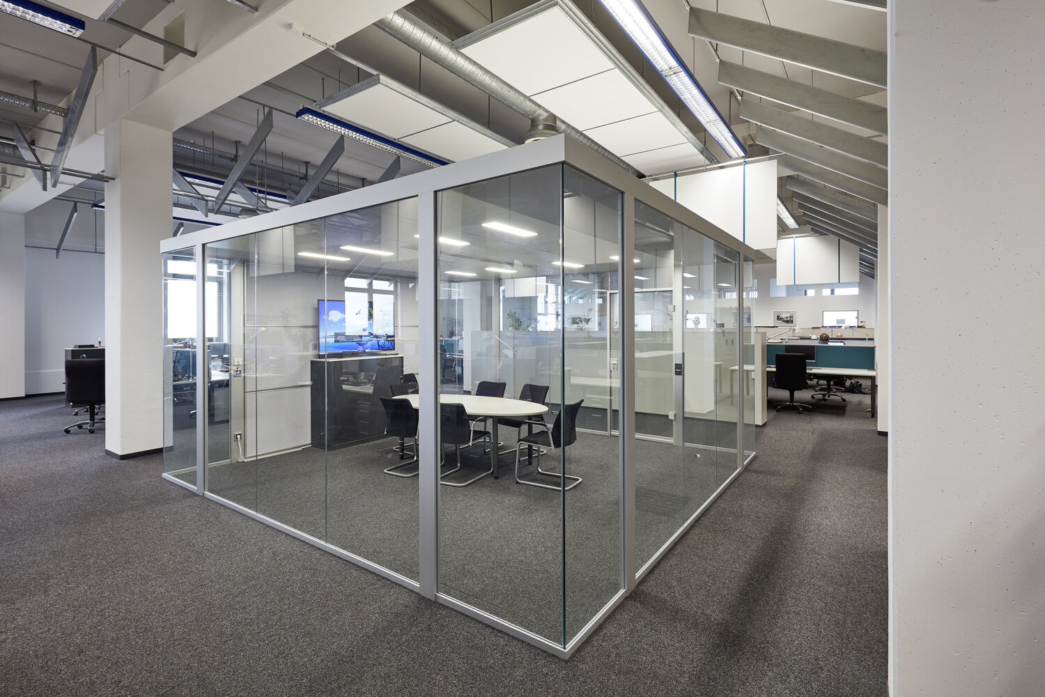 Projekt Draexlmaier Raum-in-Raum System Konferenzraum aus Glas und Vollwand mit hellem Rahmen