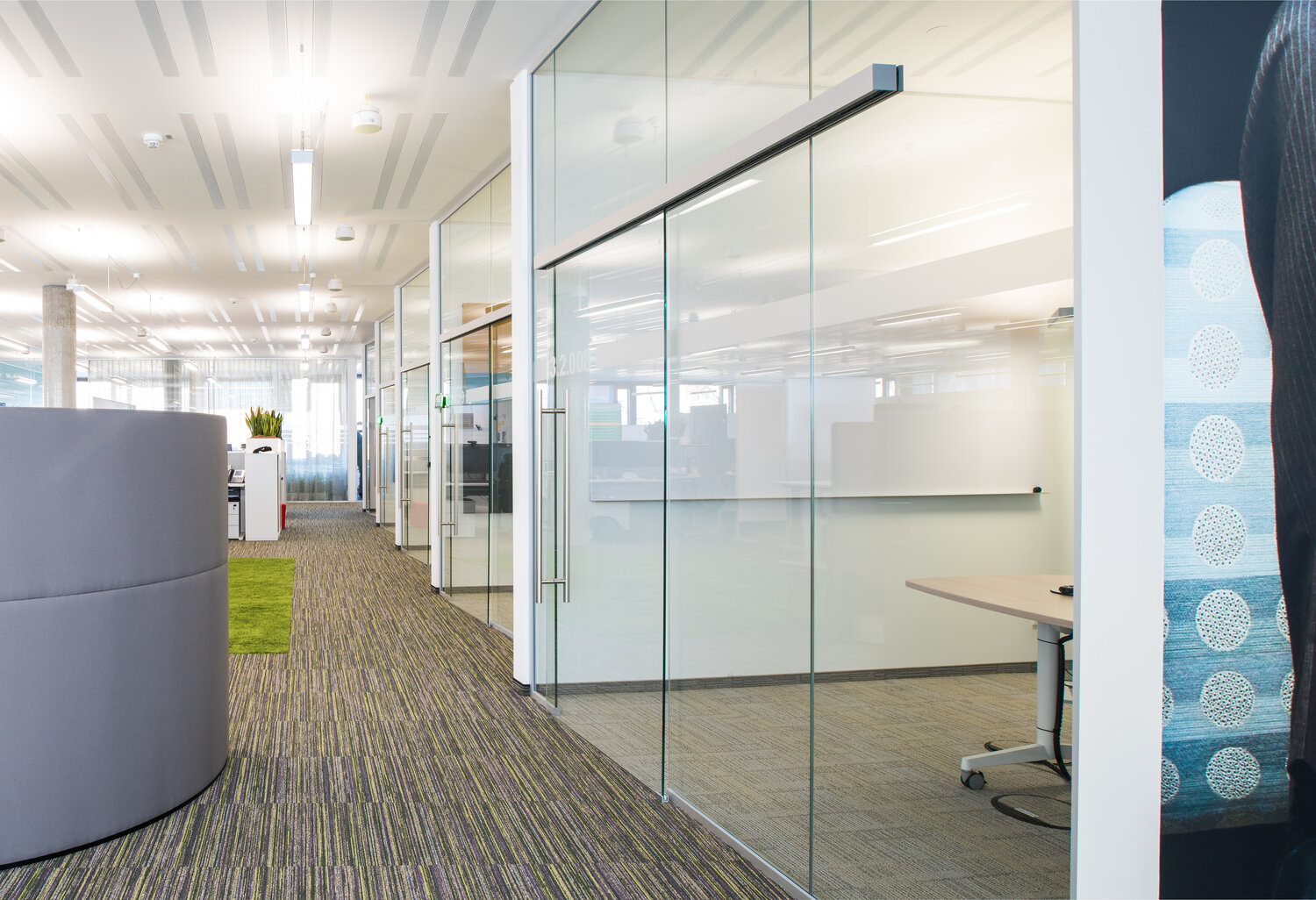 Projekt Citrix Blick in Büro mit rahmenlosen Glastrennwandsystemen