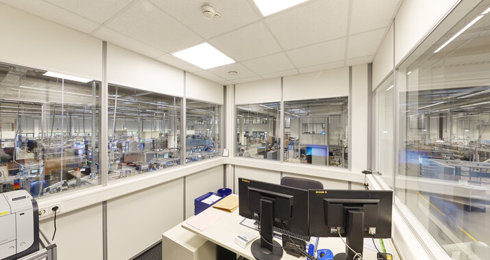 Projekt EBM Hallenbüro von Innen mit Blick in die Produktionsstätte