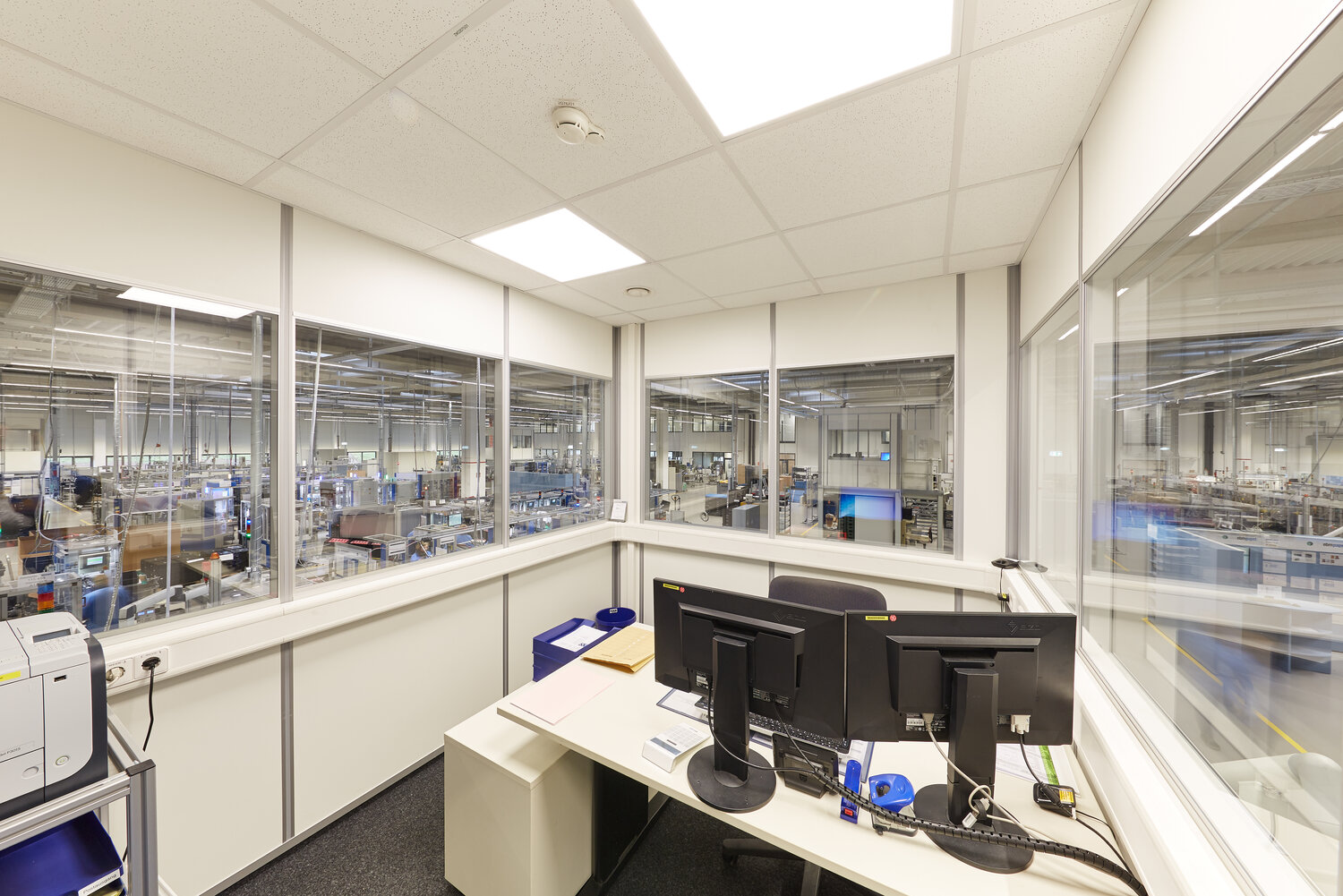 Projekt EBM Hallenbüro von Innen mit Blick in die Produktionsstätte
