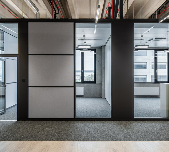 Projekt MTU Trennwandsystem mit Akustikpaneele