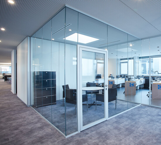 Projekt Erkodent Büroraum mit rahmenlosen Glastrennwandsystemen