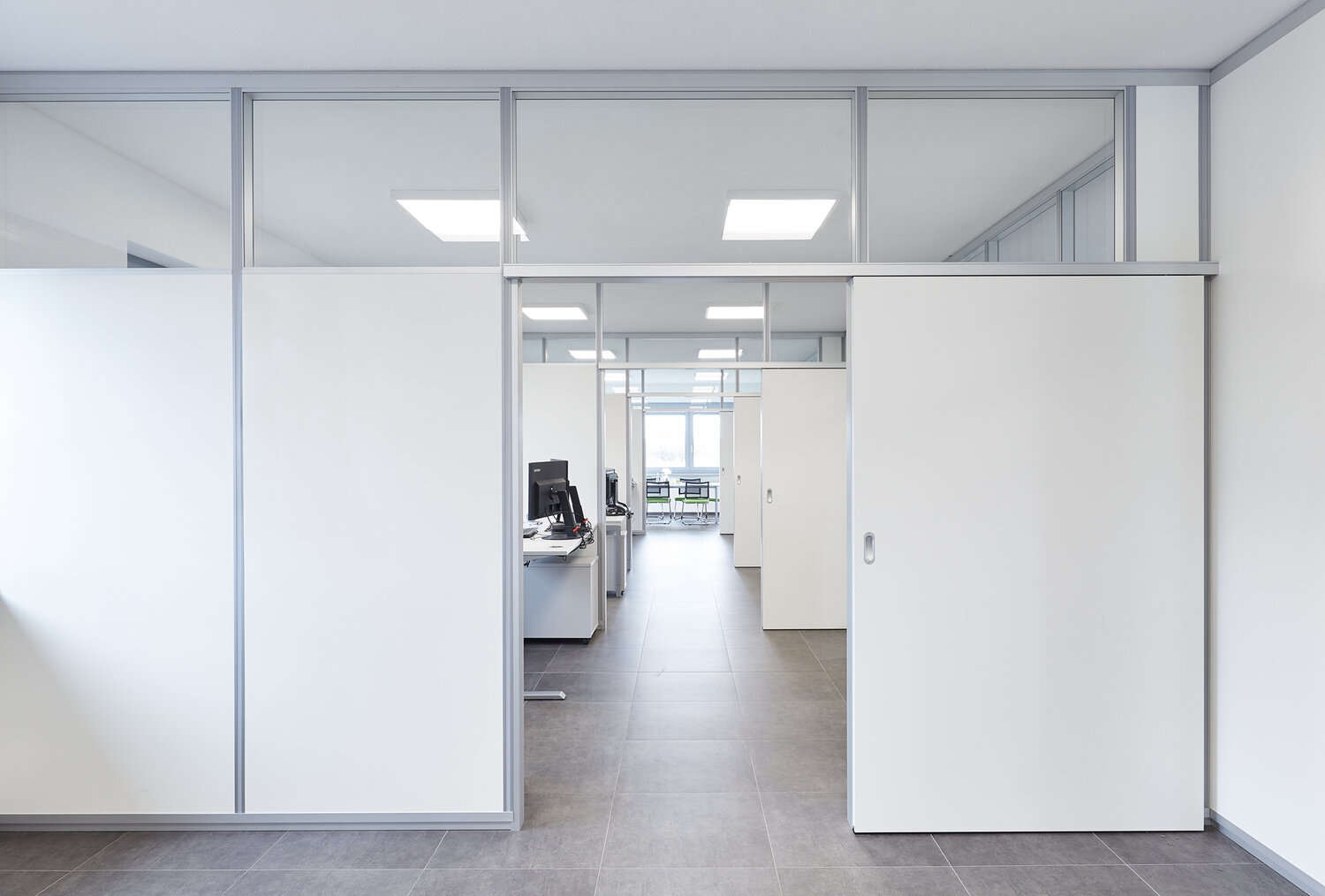 Projekt Leber Arbeitsplätze mit Trennwandsystemen aus Vollwand