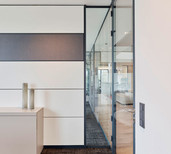 Büroecke mit Glaswänden und Vollwänden