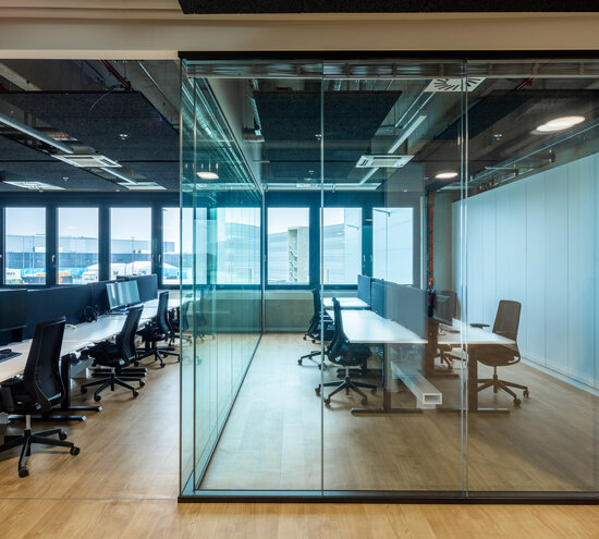 Projekt Reuter rahmenlose Glastrennwände mit schwarzen Leisten