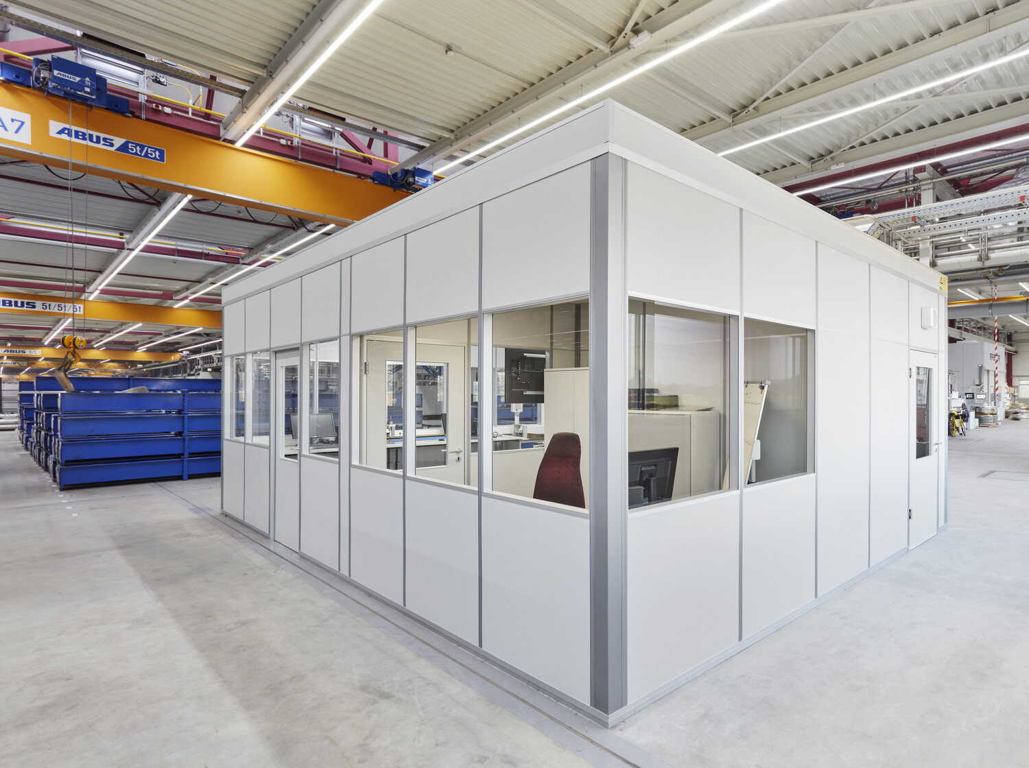 Projekt Fischer Produktion weißes Hallenbüro in Produktionsstätte