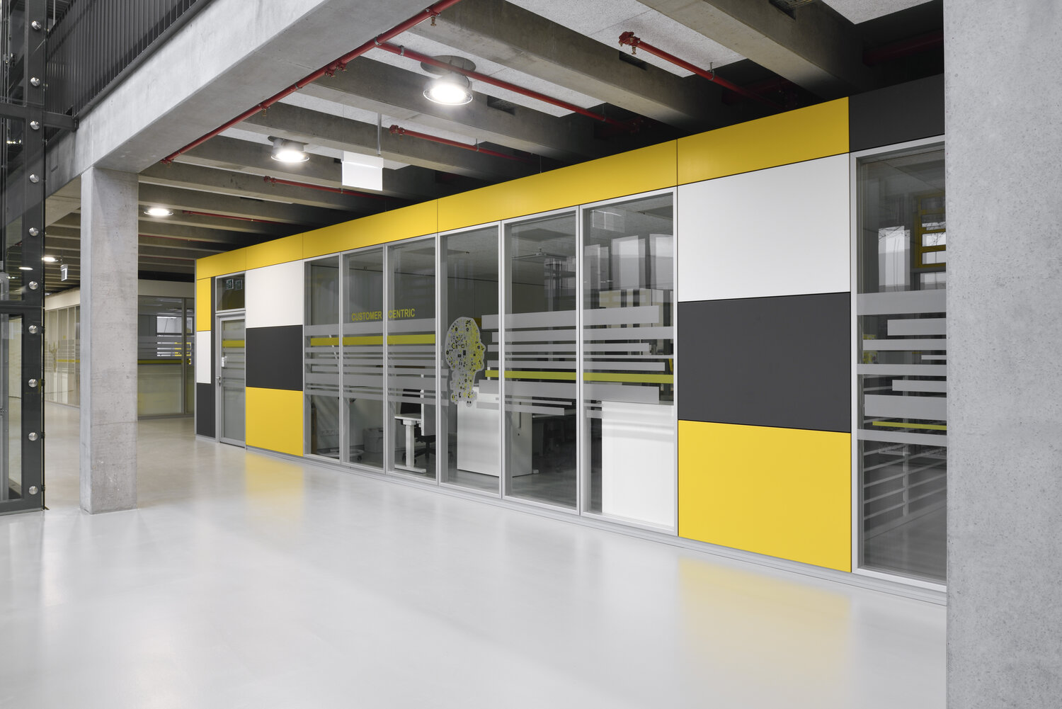 Projekt Wagner Hallenbüro gelb weiß grau