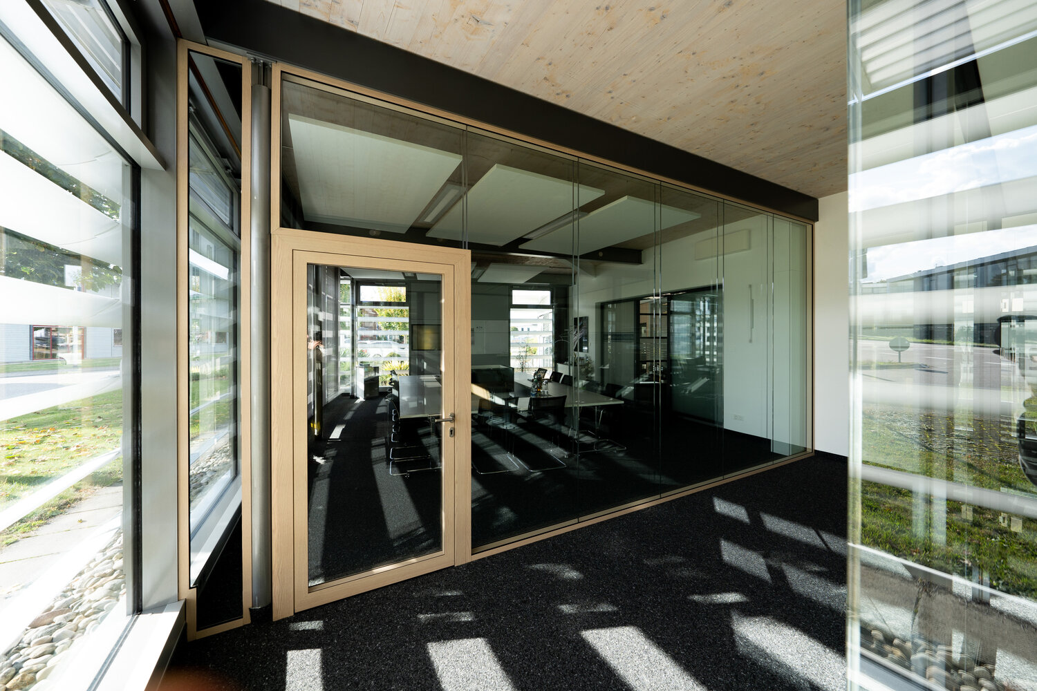 Projekt Showroom rahmenlose Trennwandlösung aus Glas