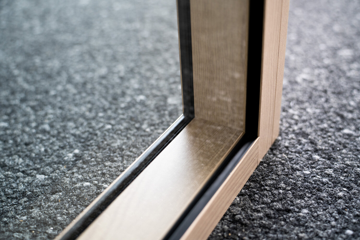 Projekt Showroom Detailansicht Fußleiste Holz