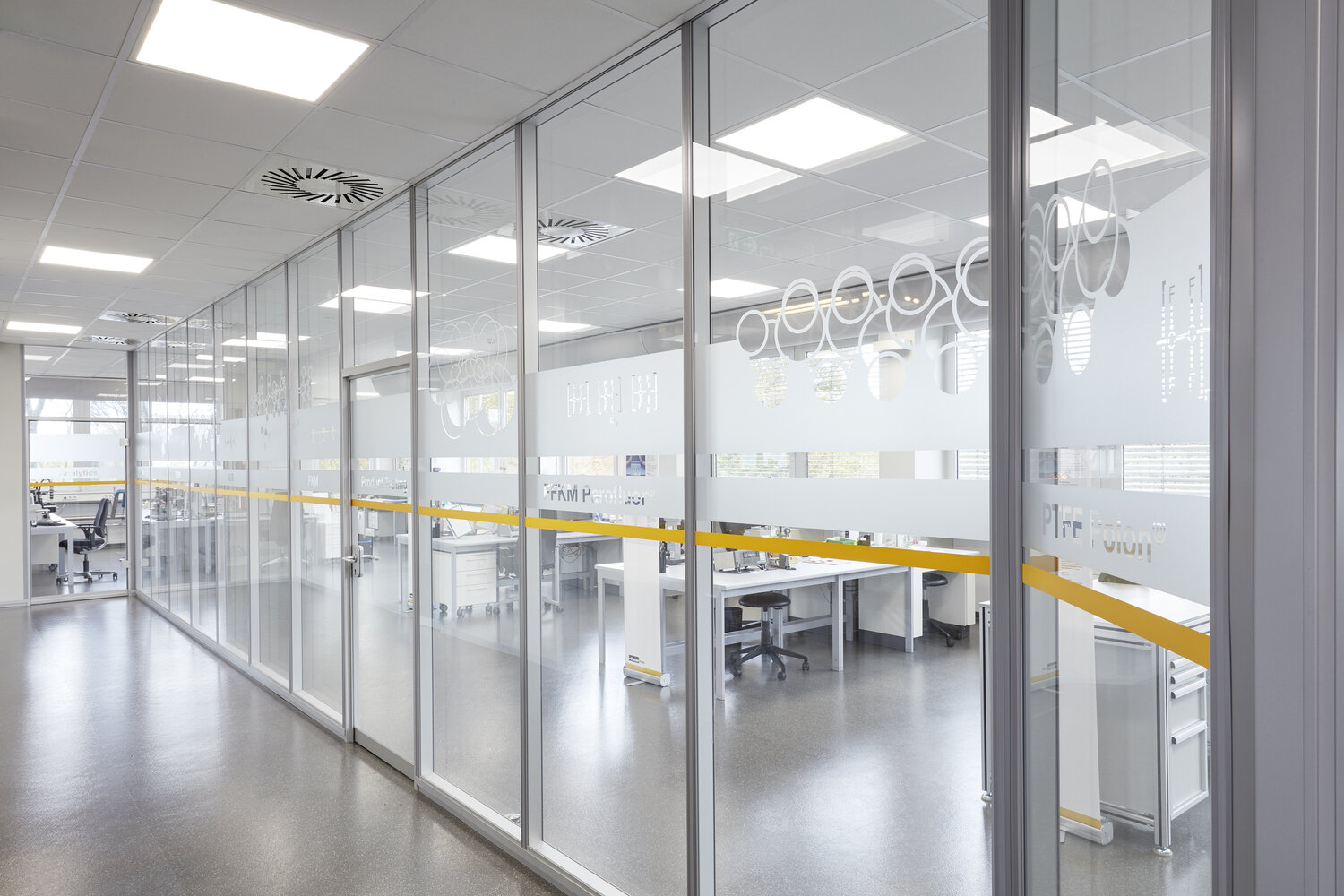 Projekt Parker Hannifin Büroflur Trennwandsysteme aus Glas mit Rahmen