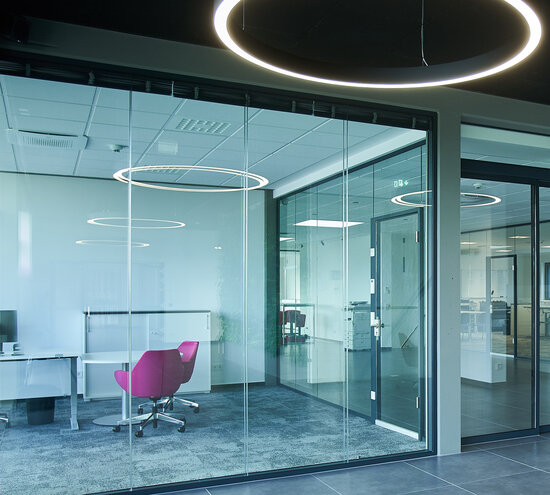 Projekt Merz Büroraum mit Trennwandsystemen aus Glas