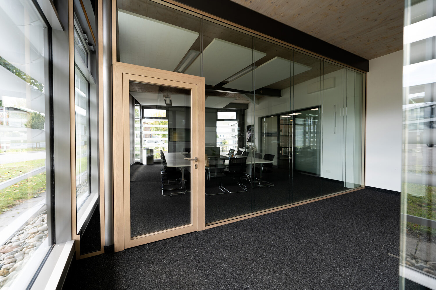 Projekt Showroom rahmenlose Glastrennwand mit Glastür