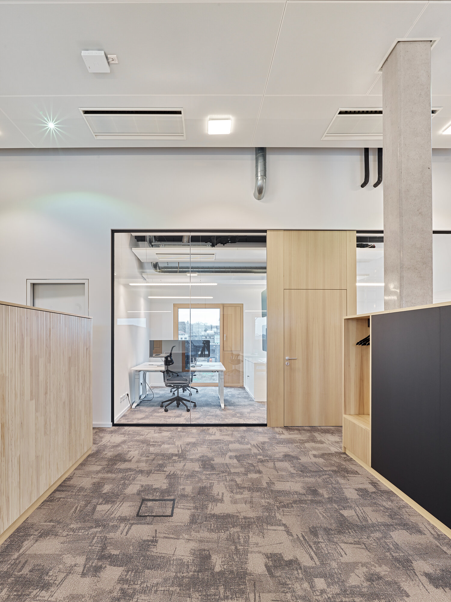 Projekt Volksbank Ettenheim Büro Glastrennwand mit Holztür