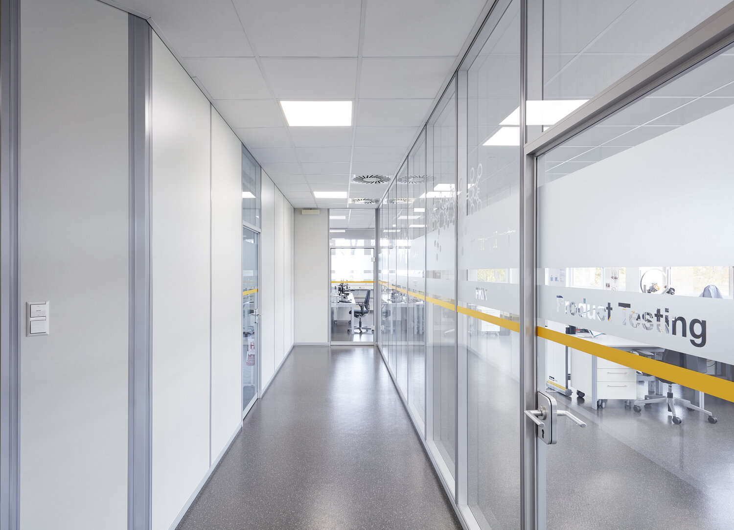Projekt Parker Hannifin Büroflur Trennwandsysteme Vollwand und Glas