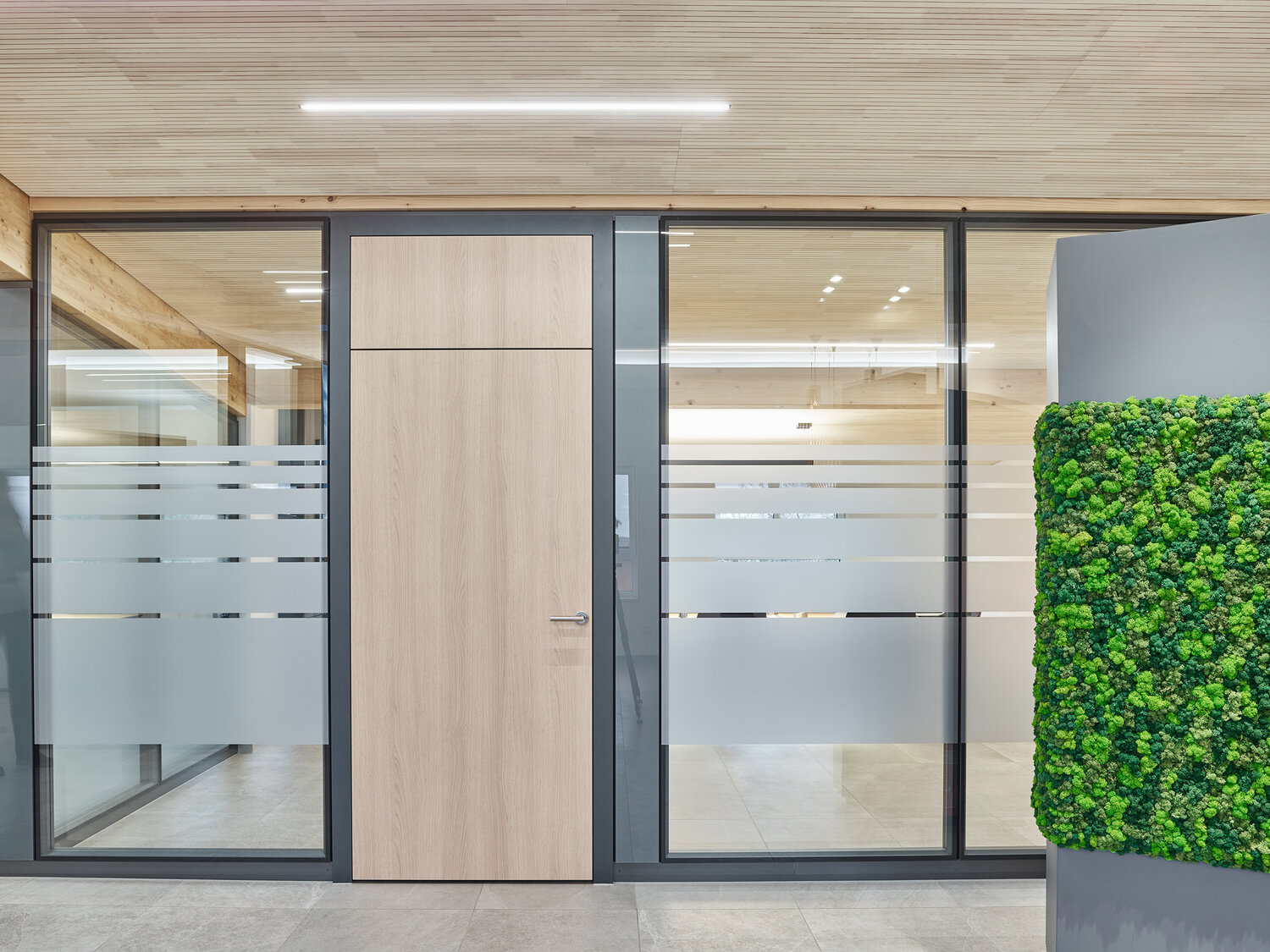 Projekt Menner Trennwandsystem aus Glas mit Holztür