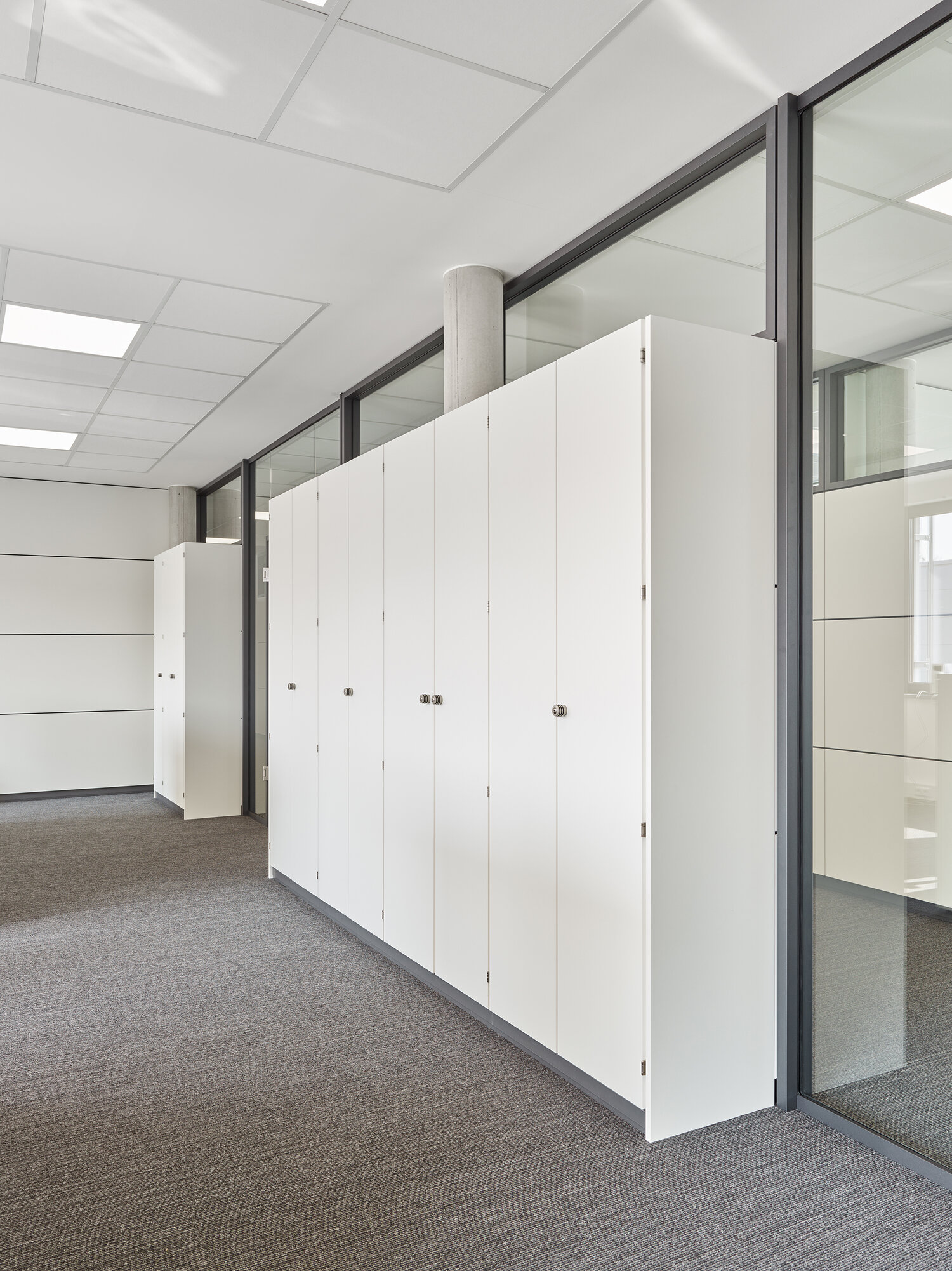 Projekt NetPlans weißer Büroschrank abschließbar