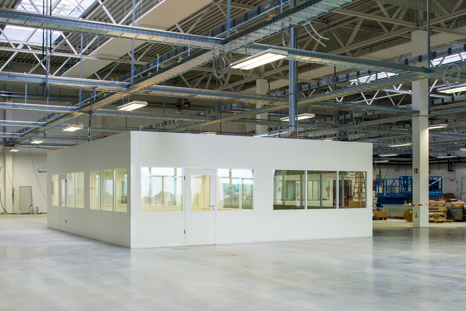 Projekt Hafner Produktion weißes Meisterbüro in Produktionshalle