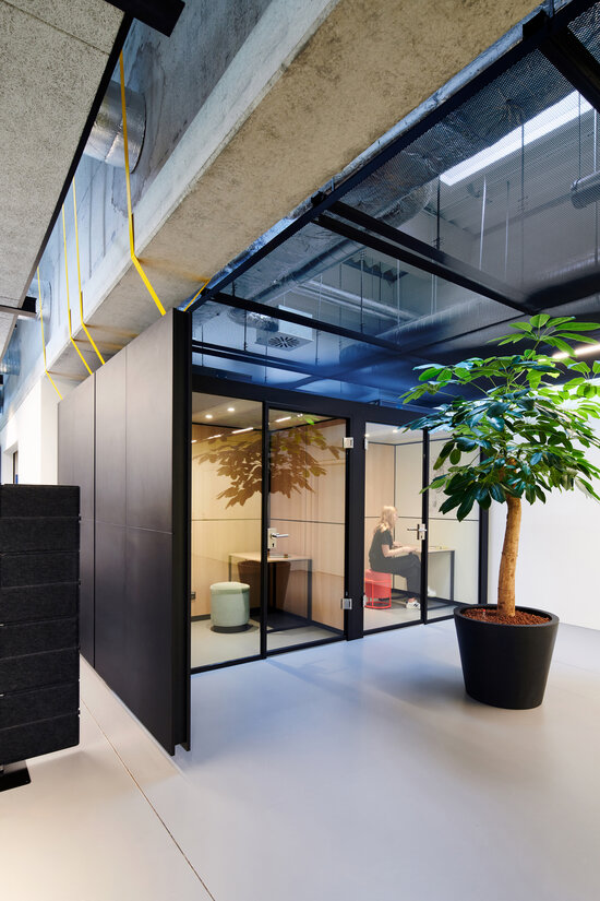 Projekt Outletcity Trennwände aus Glas und Vollwand