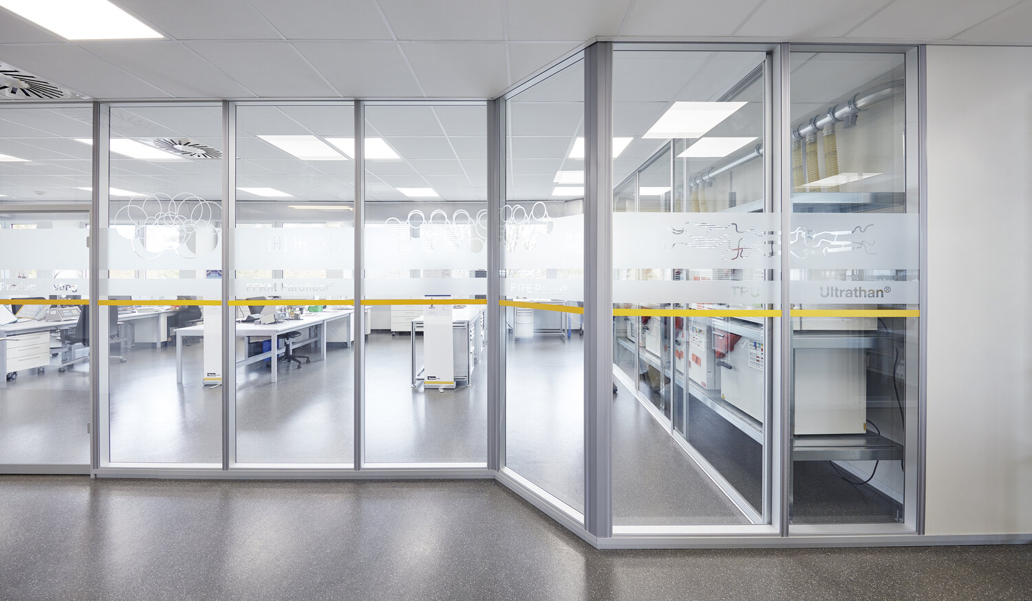 Projekt Parker Hannifin individuell folierte Trennwandsysteme aus Glas