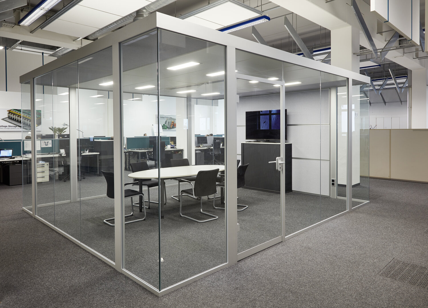 Projekt Draexlmaier Raum-in-Raum System Konferenzraum aus Glas und Vollwand