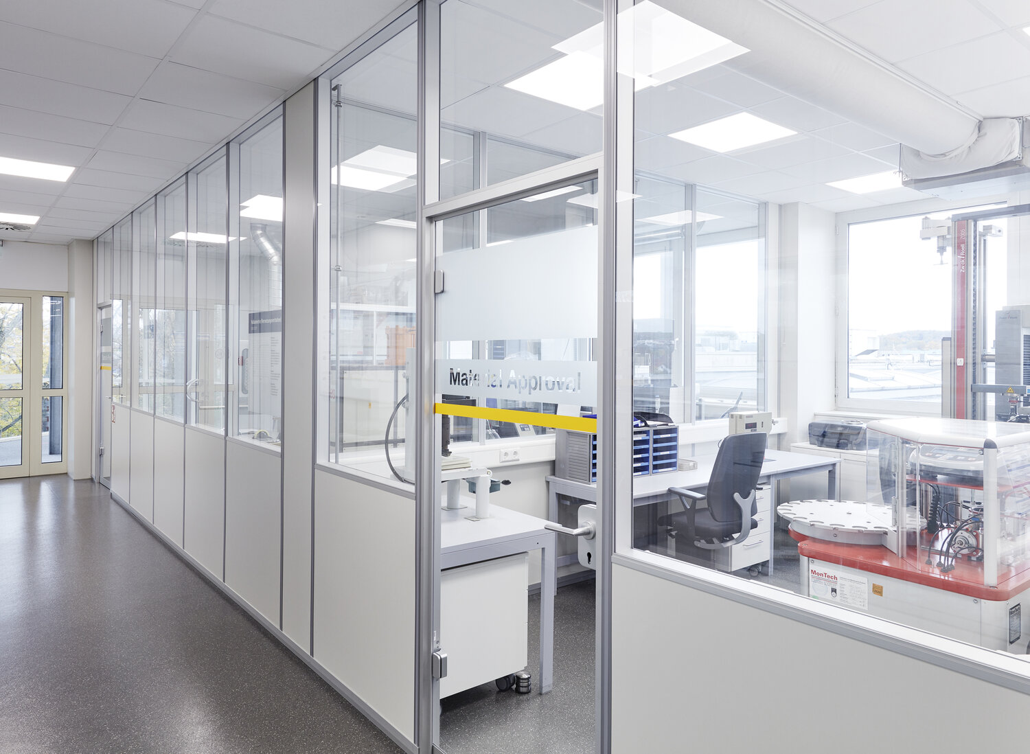 Projekt Parker Hannifin teilfolierte Trennwandsysteme Vollwand und Glas