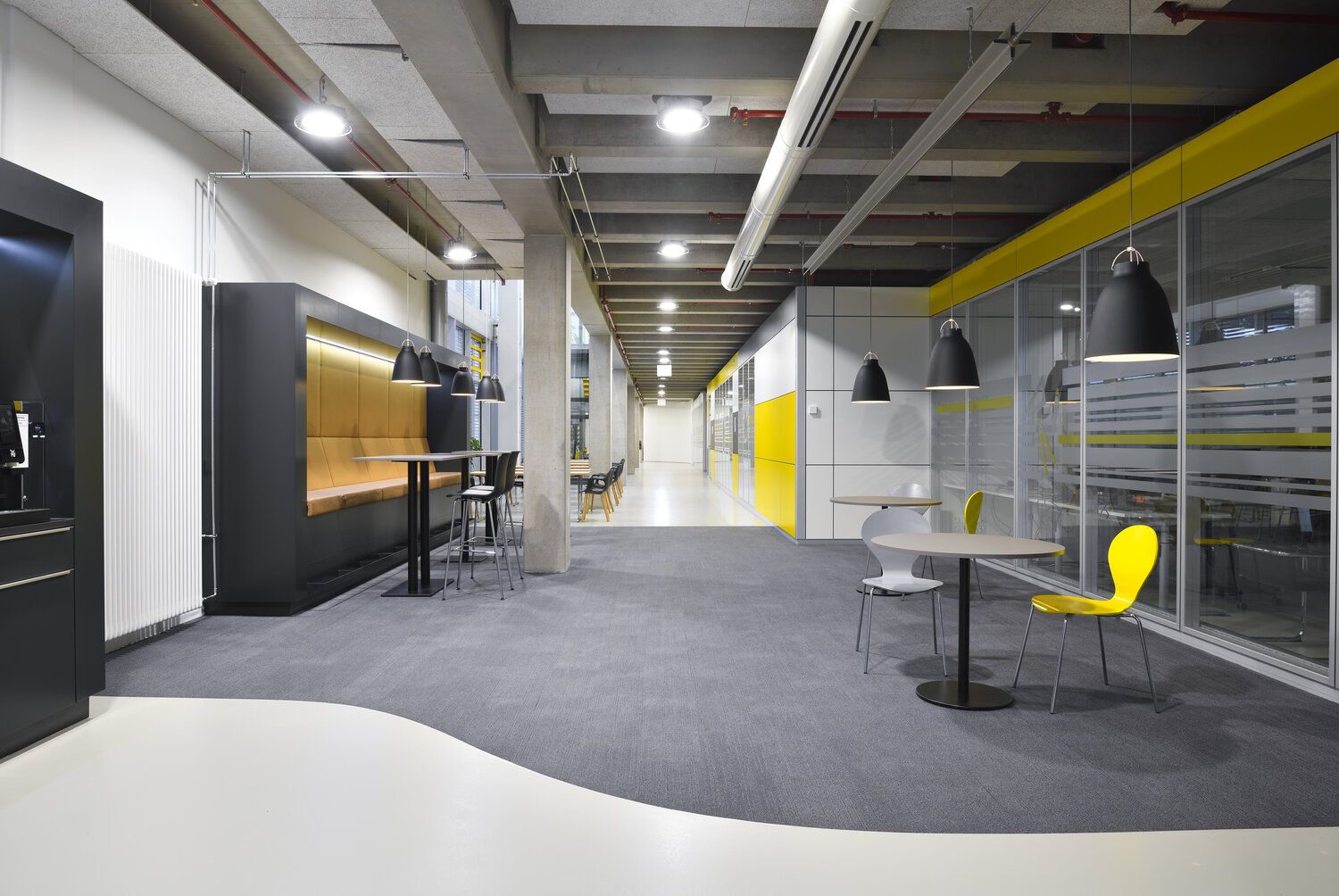 Projekt Wagner Eingangsbereich mit Glastrennwänden