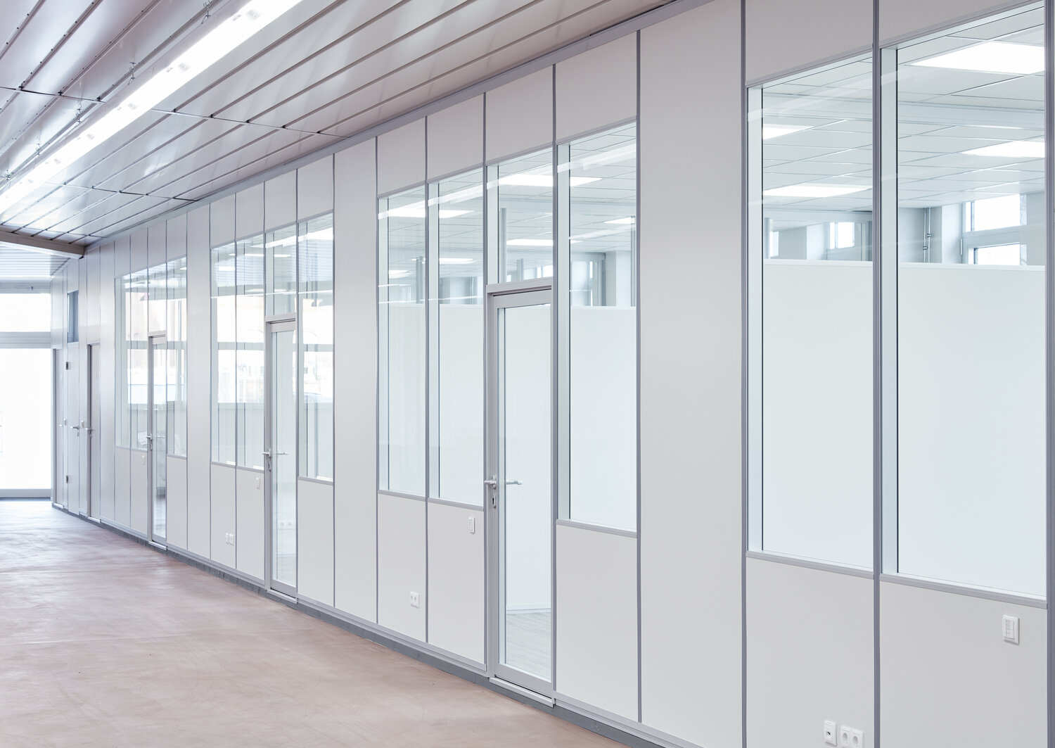 Projekt Mussana Flur mit Trennwandsystemen aus Glas und Vollwänden