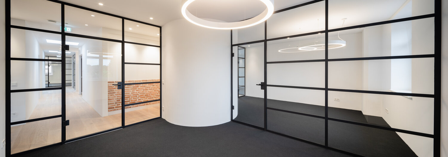 Projekt Heigel Blick aus Büro mit Glastrennwänden