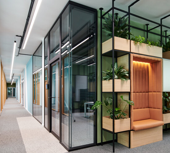 Projekt Allplan Glasbesprechungsraum industrial style mit dunklen Leisten