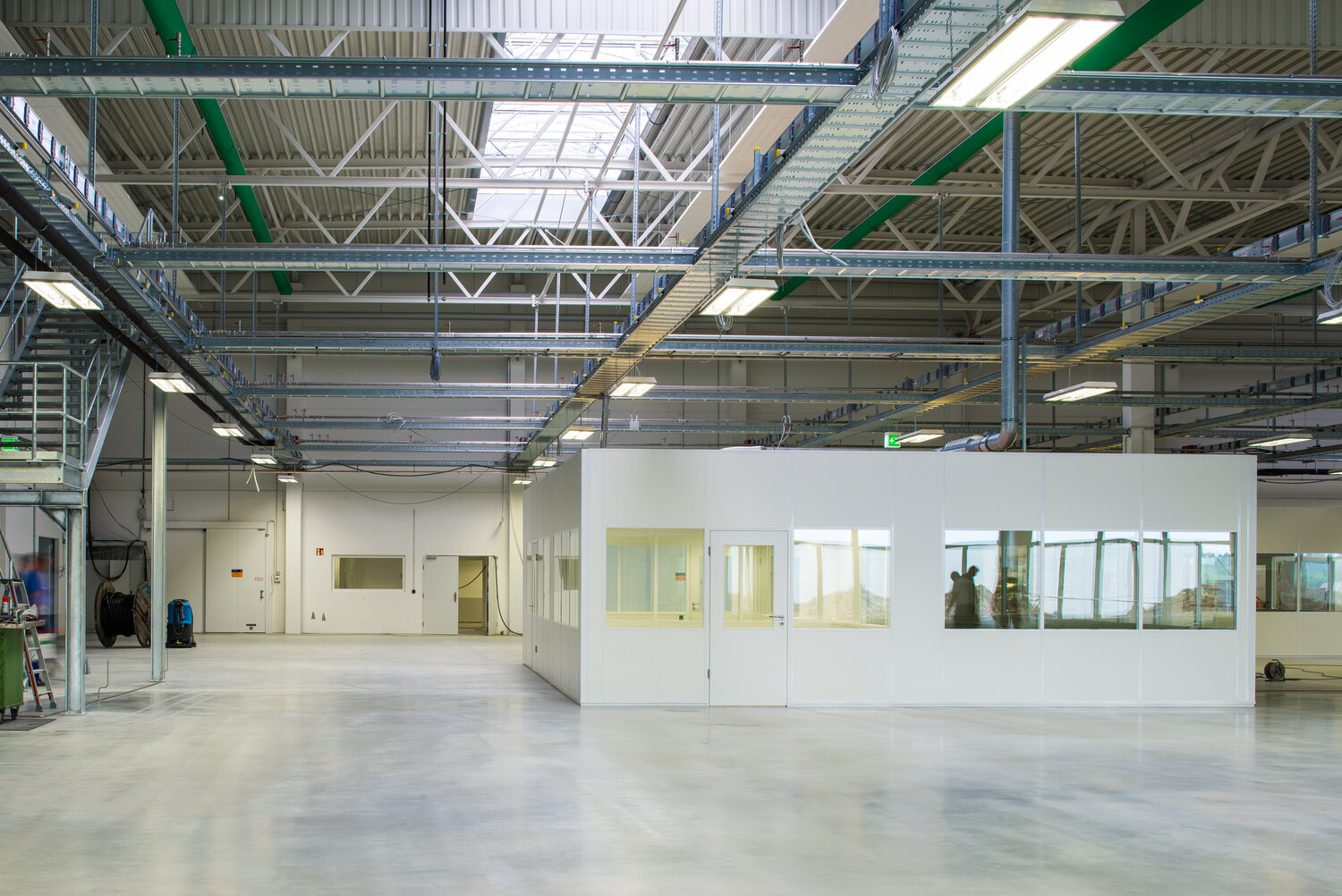 Projekt Hafner Hallenbüro in Produktionshalle in weiß