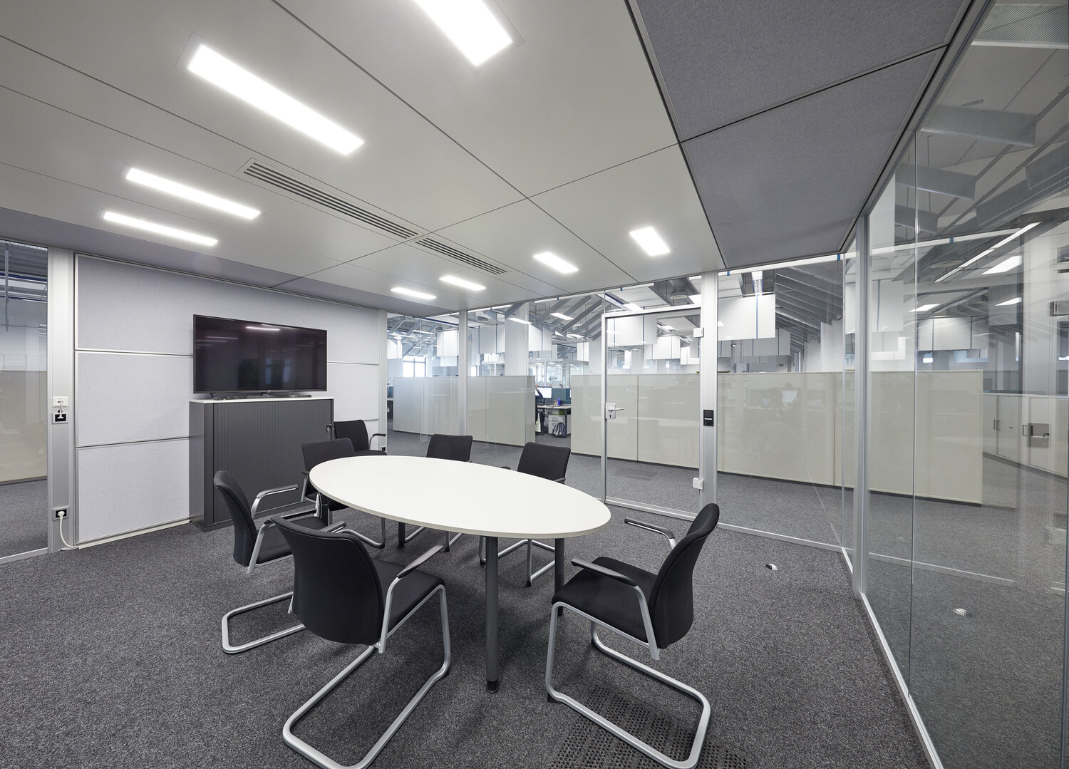 Projekt Draexlmaier Raum-in-Raum System Innenansicht Konferenzraum aus Glas und Vollwand