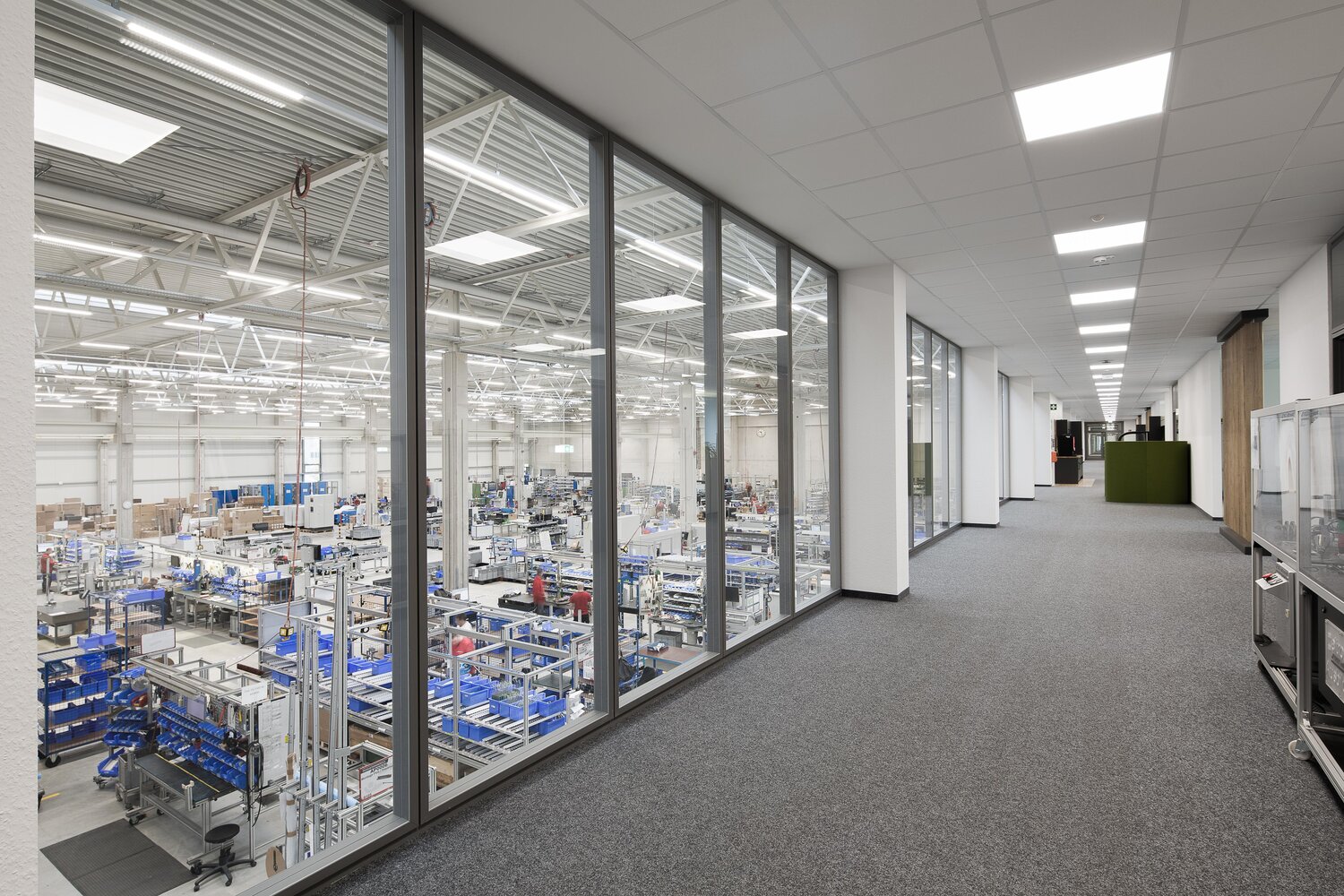 Projekt BST Blick durch Glastrennwände auf Produktionshalle