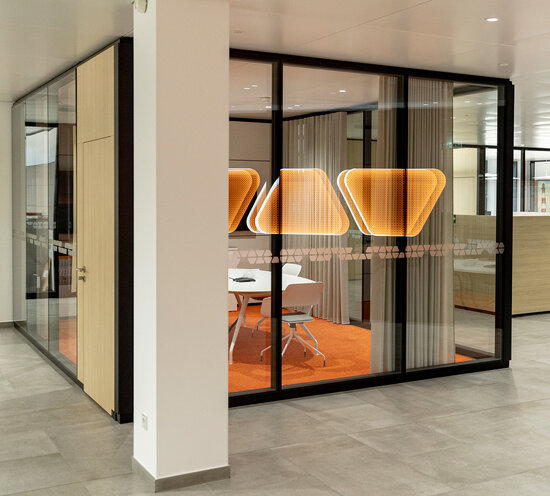 Projekt Schlueter Raum Trennwandsystem aus Glas