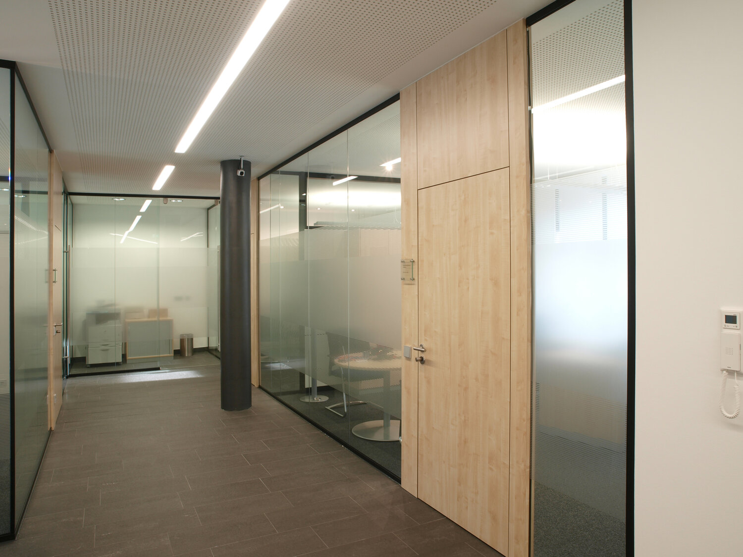 Projekt Volksbank Crailsheim foliertes Glastrennwandsystem mit Holztür