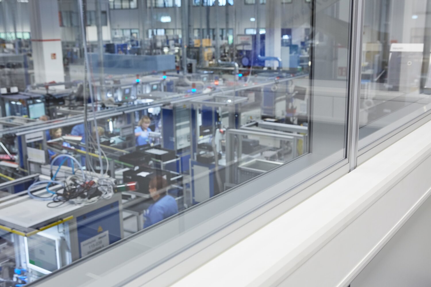 Projekt EBM Blick aus Hallenbüro in Produktionsstätte