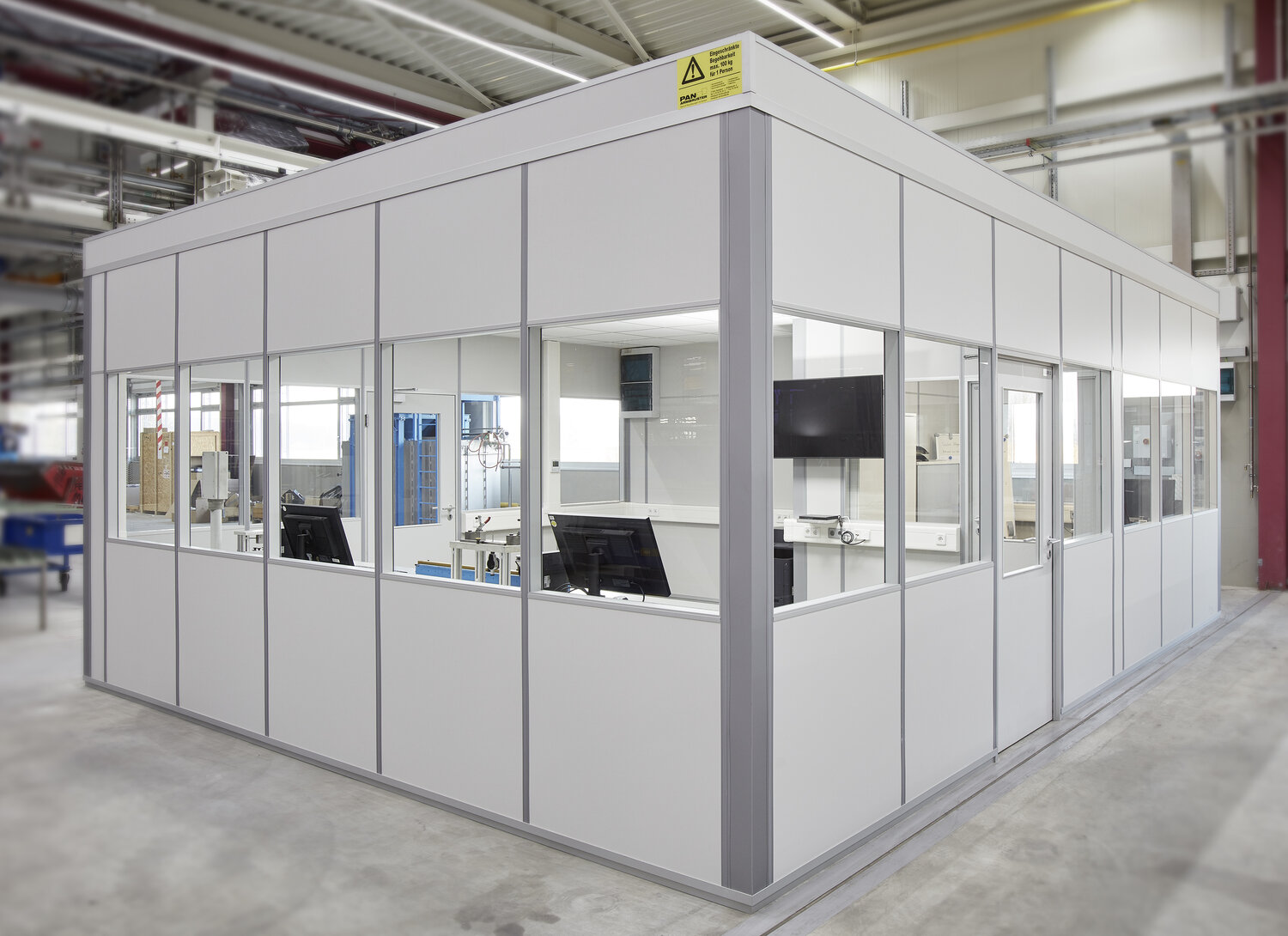 Projekt Fischer Produktion Hallenbüro weiß mit Fensterelementen Außenansicht