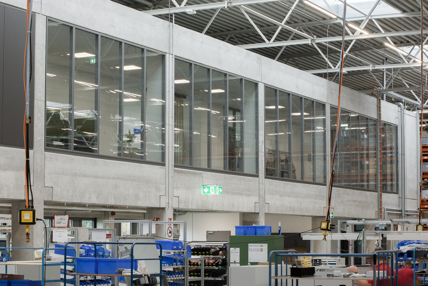 Projekt BST Produktionshalle mit Glastrennwandsystemen