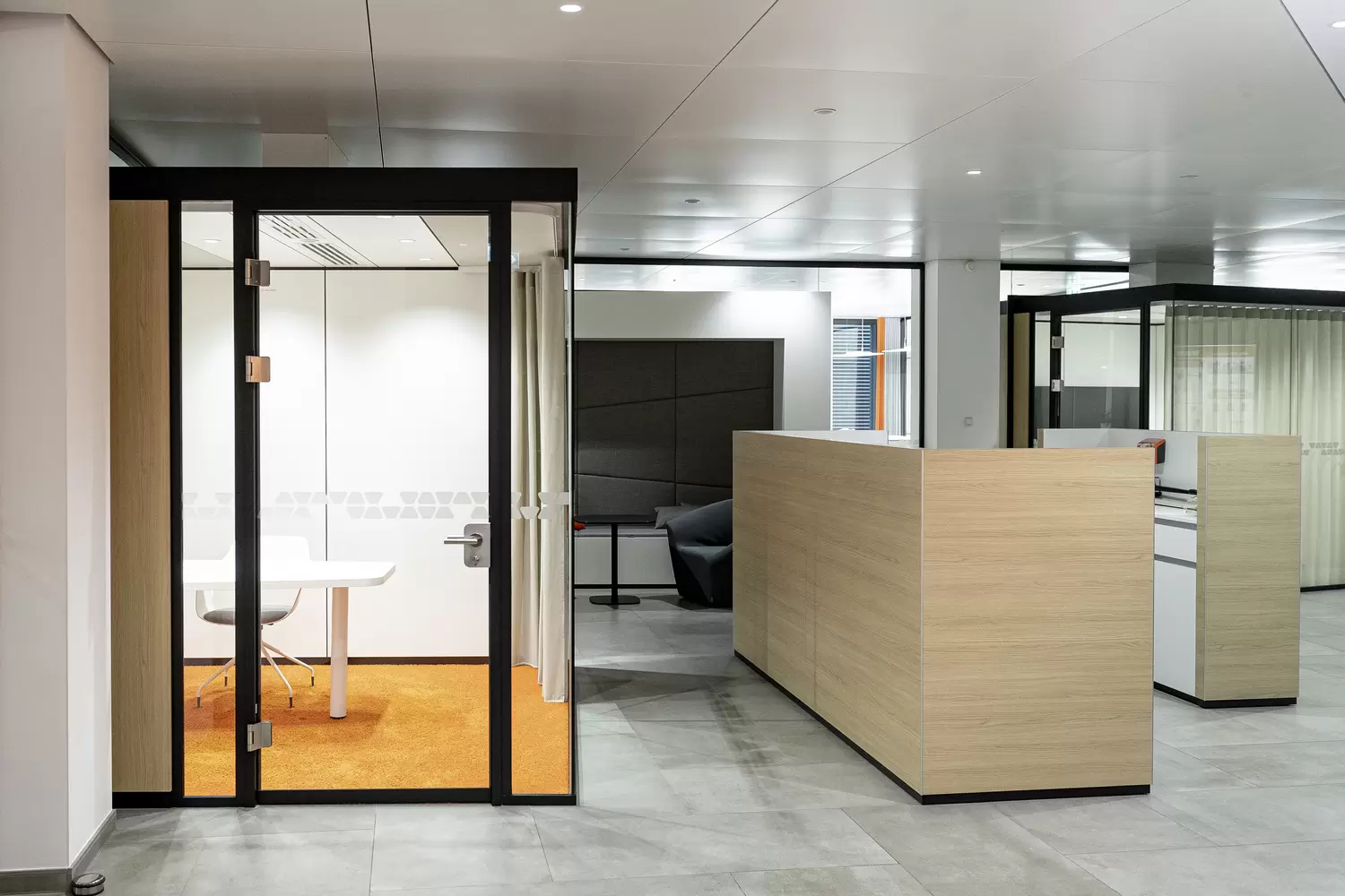 Raum in Raum System PANcube mit Holz- und Glaswänden für flexible Büros