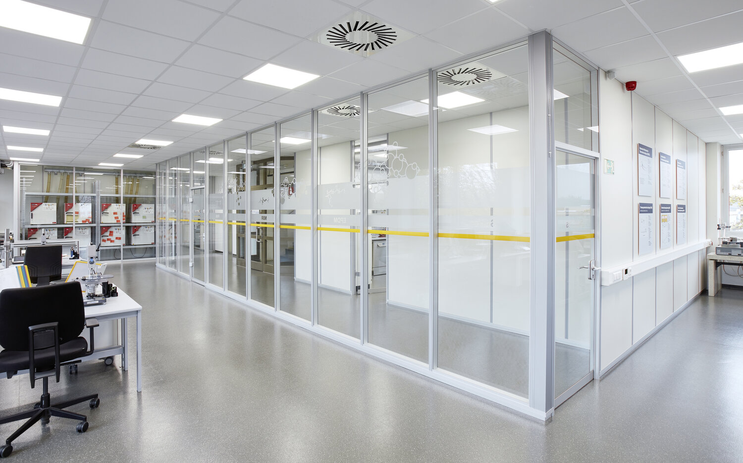 Projekt Parker Hannifin Trennwandsysteme aus Glas teilfoliert