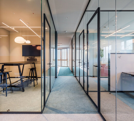 Projekt Deutsche Reihenhaus Blick in Flur mit rahmenlosen Glastrennwänden