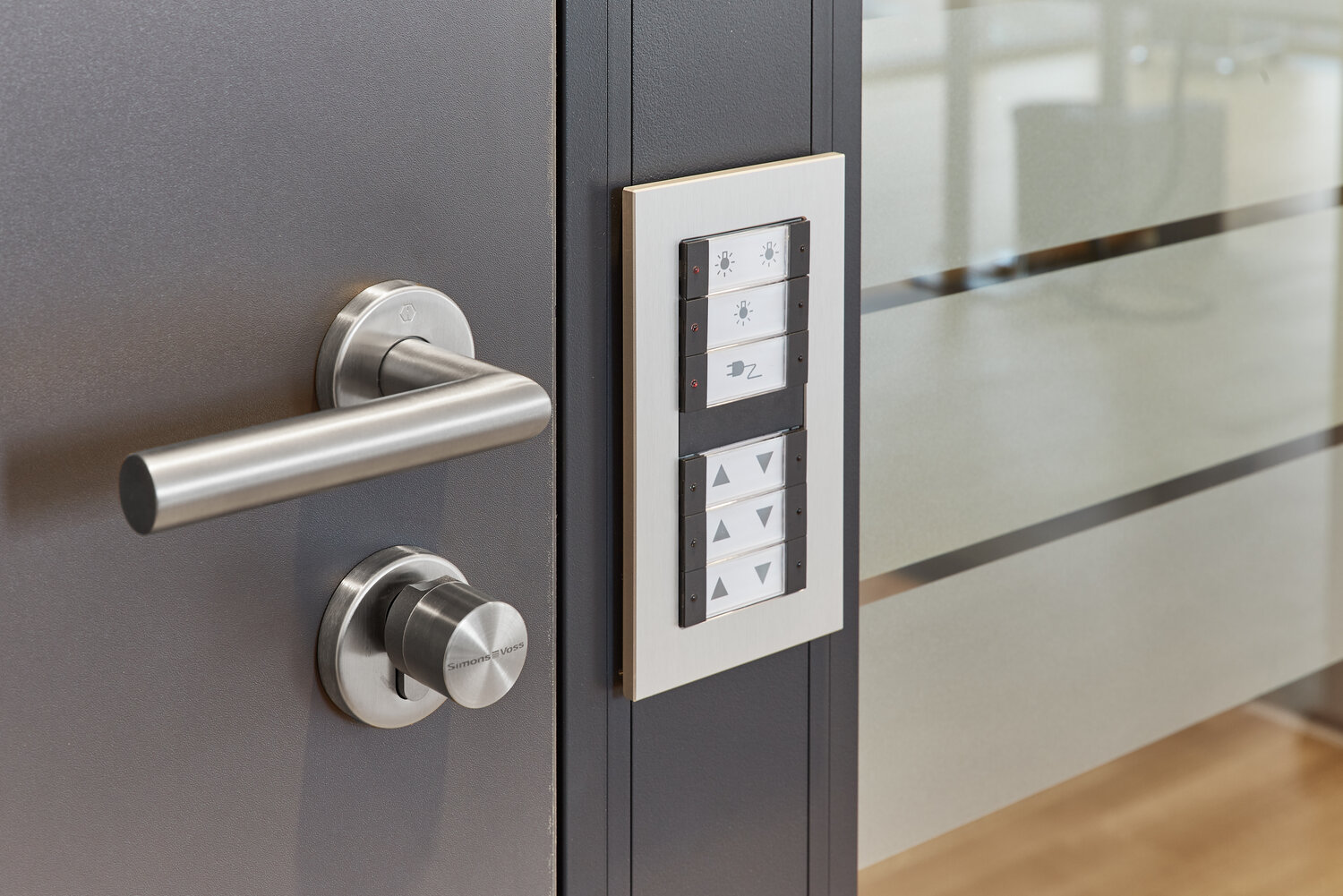 Projekt Hoernerbank Detailansicht Türgriff und Schalter Elektronikbedienung