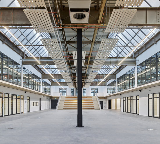 Projekt Kupferhalle leere Halle mit Glastrennwänden und schwarzen Alurahmen