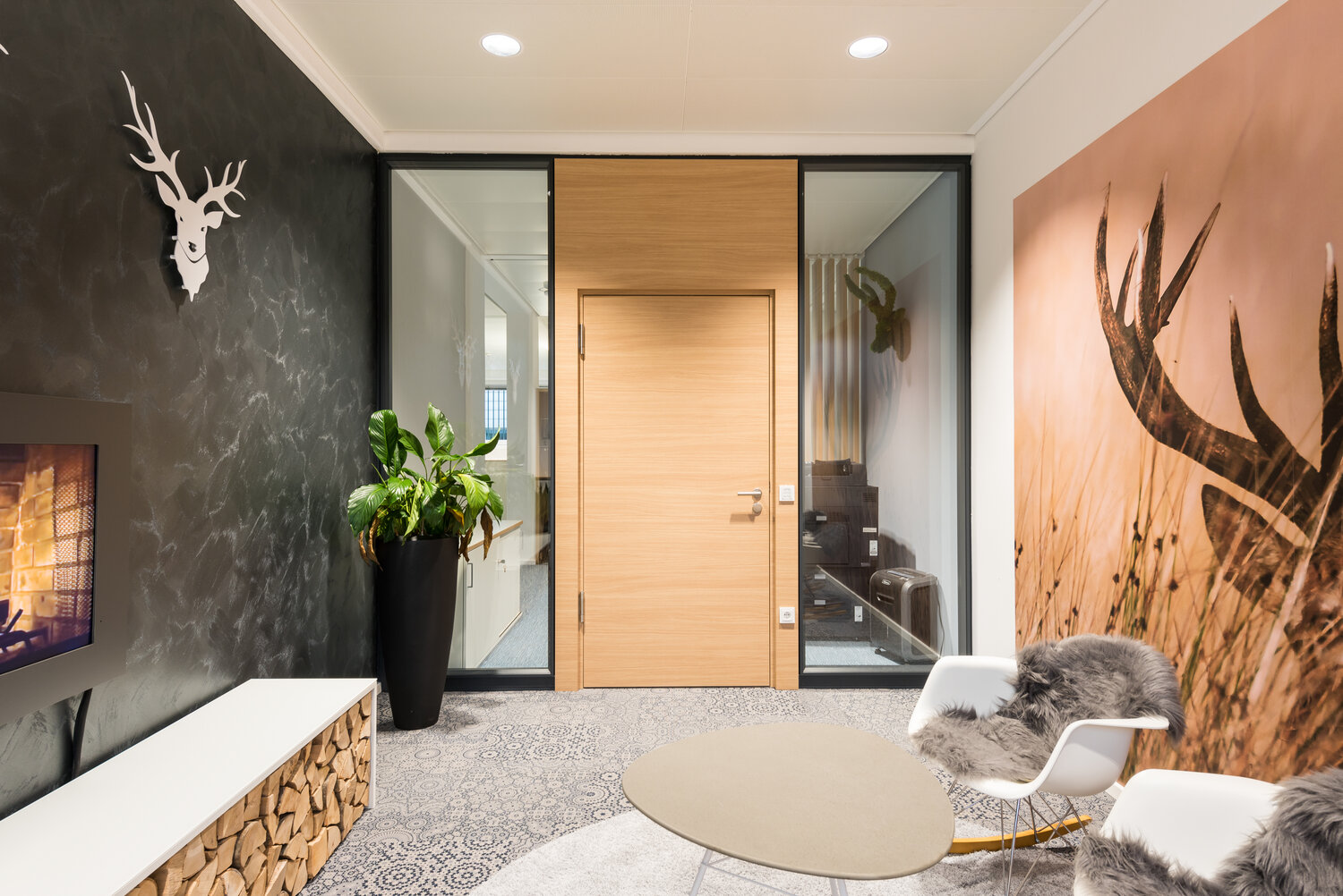 Projekt Fiducia Eingangsbereich mit Glastrennwänden und Volltür