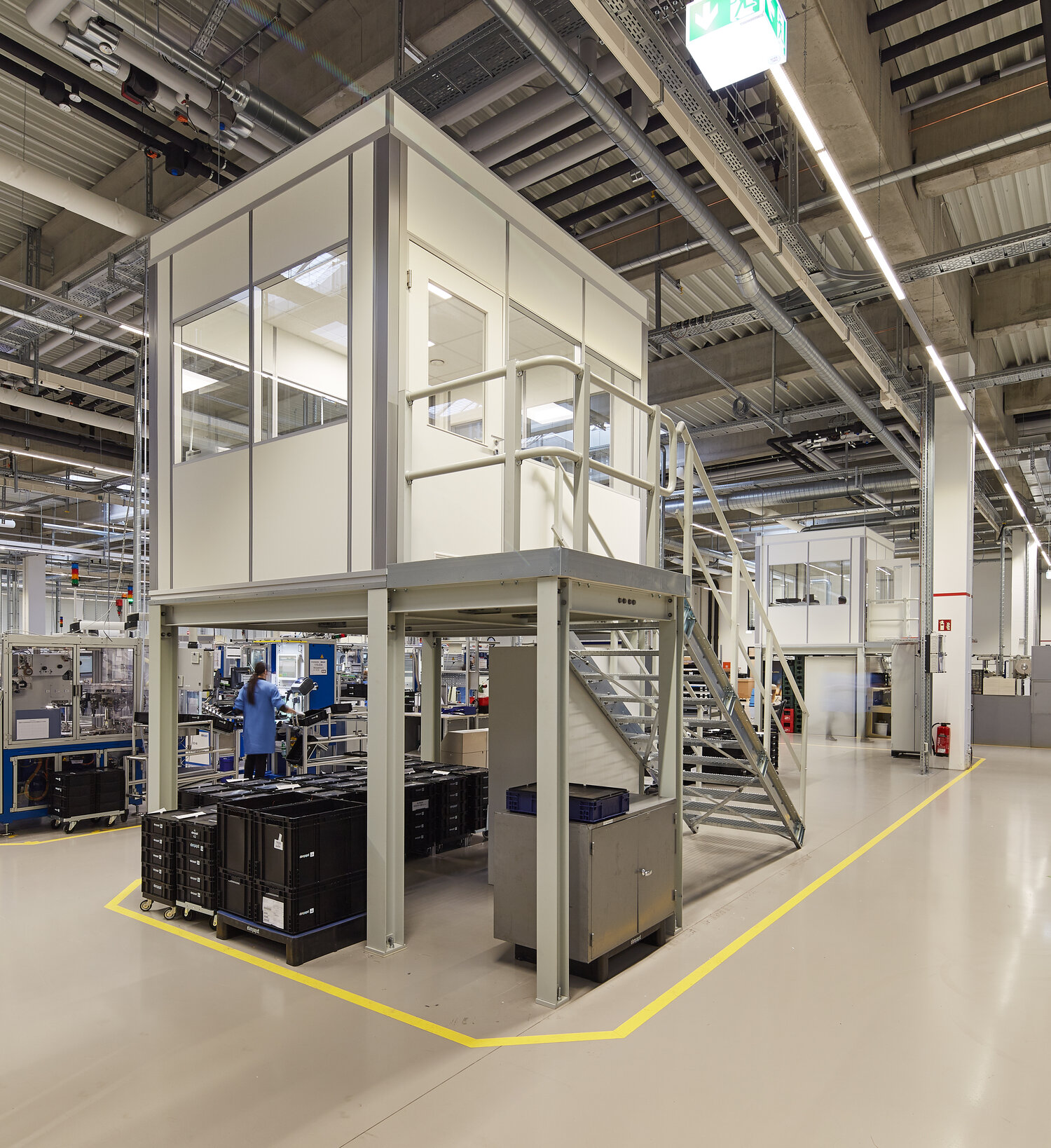 Projekt EBM Hallenbüro in Produktionsstätte auf Stützen
