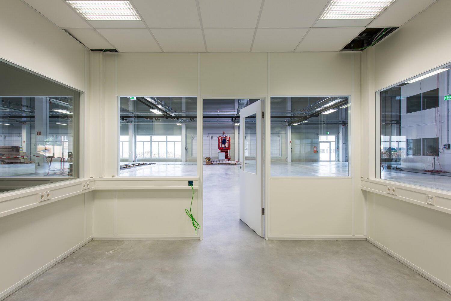 Projekt Hafner Produktion Blick aus Hallenbüro